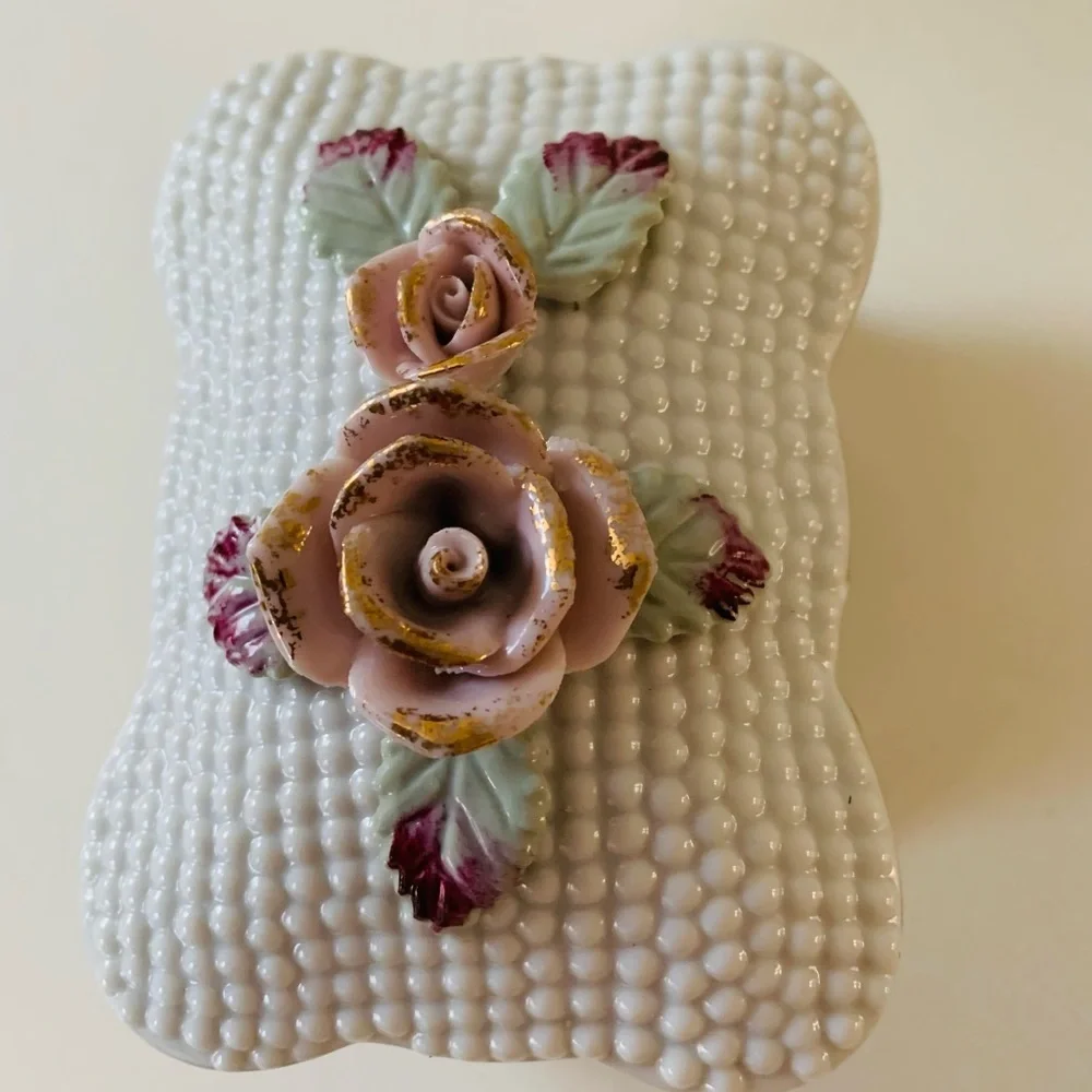 Porcelain trinket box